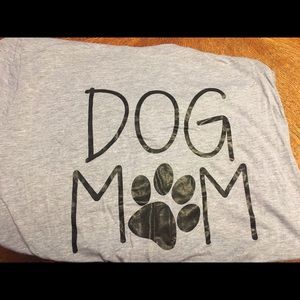 Dog mom graphic tee